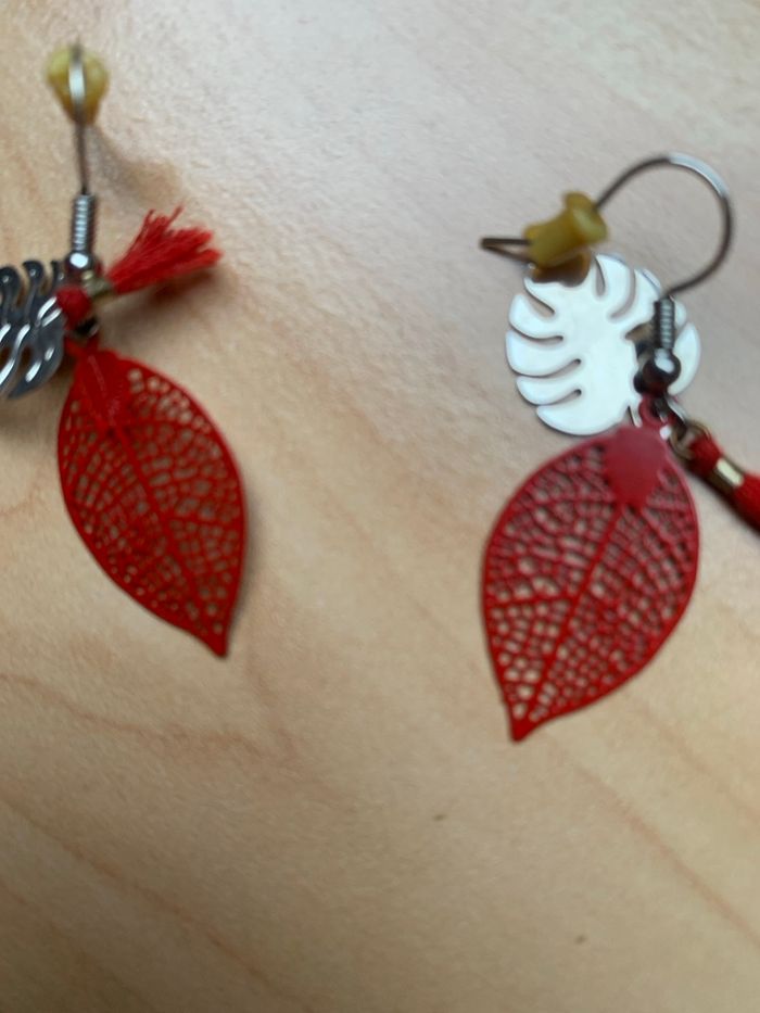 Boucles d’oreilles, fantaisie, feuilles rouges et dorée - photo numéro 2
