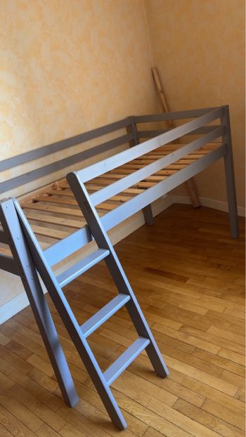 Lit enfant mi-hauteur 