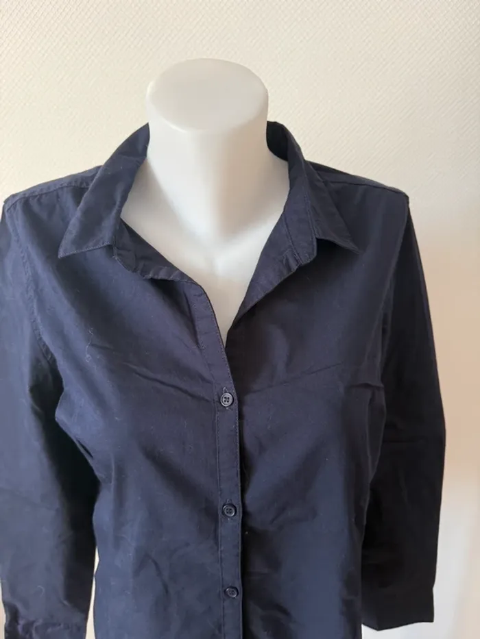 Chemise bleu marine en très bon état taille M essentiel - photo numéro 3