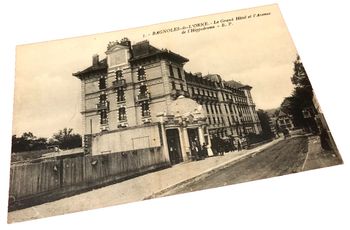 Carte postale ancienne  Bagnoles de  L' Orne (Orne) Le Grand Hôtel et l' Avenue de l' Hippodrome