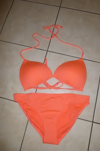 superbe maillot de bain 2 pièces rose fluo nid d'abeille taille L = 42/44
