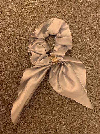 Chouchou à pans Adopt’ Tissu gris brillant effet soyeux  Bijou boucle