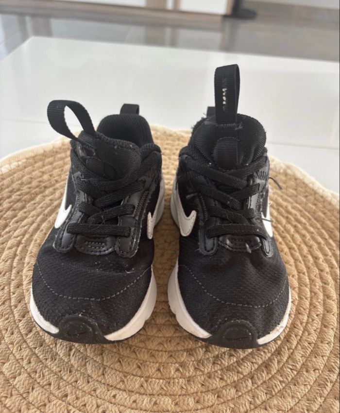 Basket Nike taille 25 noir et blanche - photo numéro 2