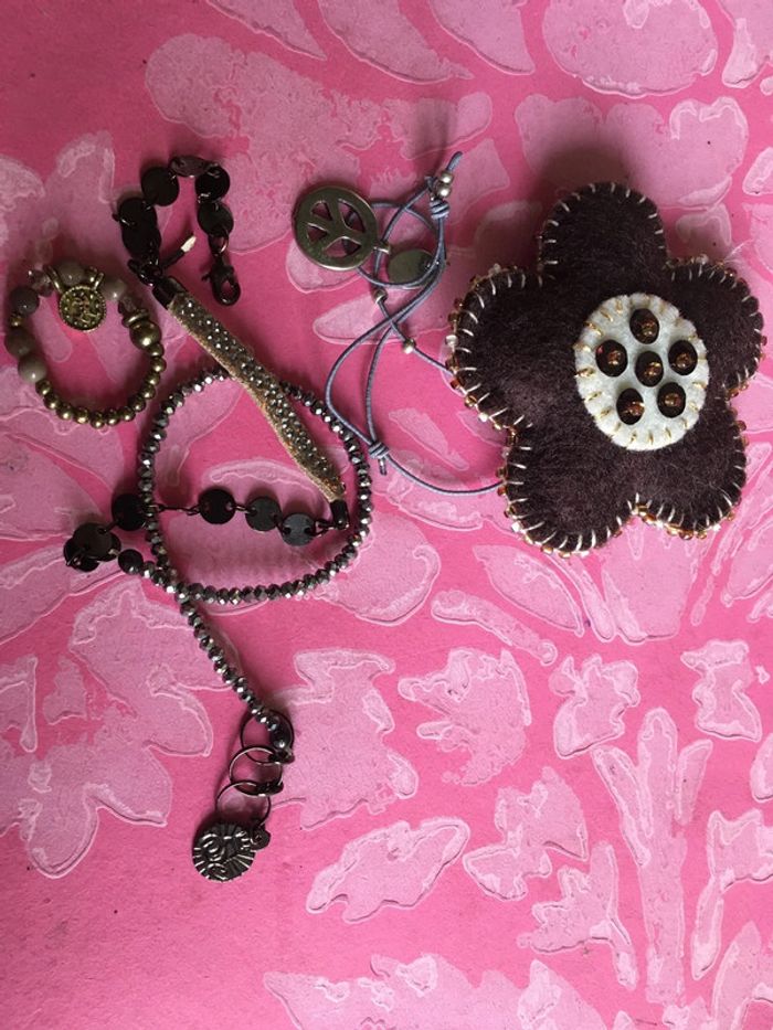 Ensemble de bijoux broche, bracelets, bague, possible vendre séparément