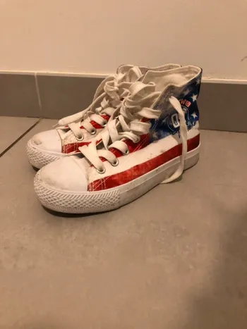 Paire de chaussures montantes