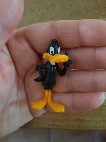 Kinder daffy doigt en l air