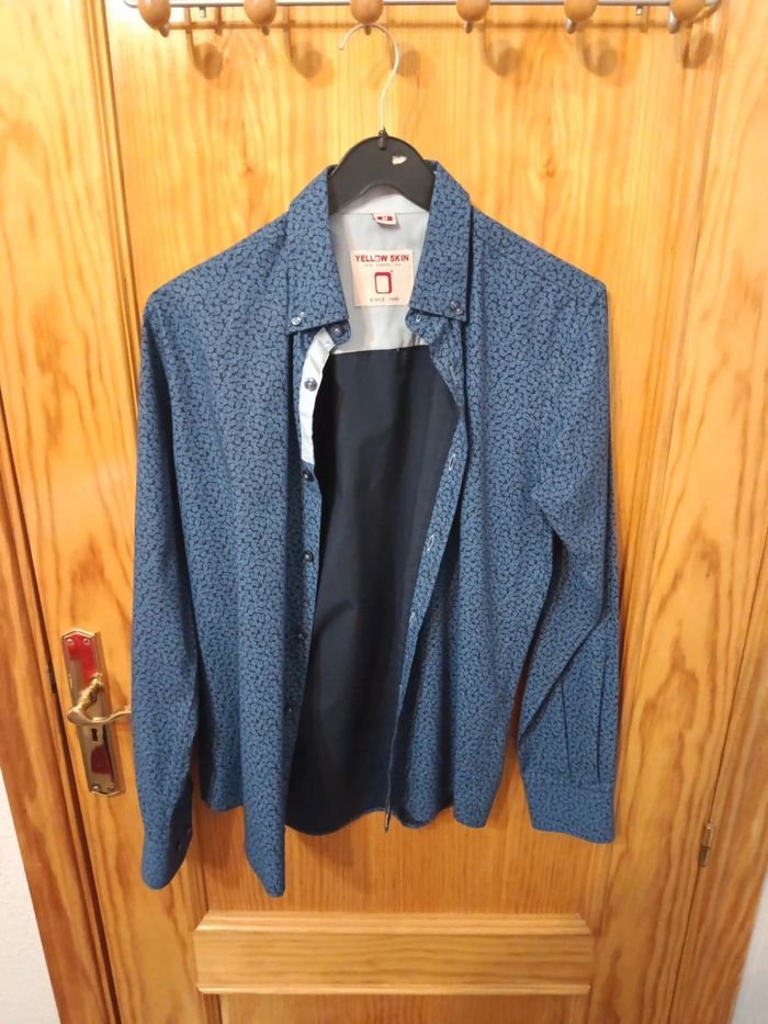 Camisa azul oscuro con estampado