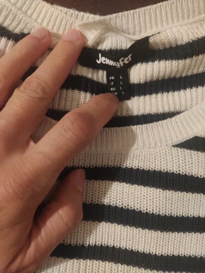 Pull rayé épaules dénudées - photo numéro 7