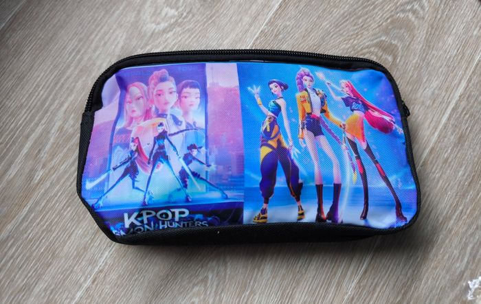 Une trousse+ 1 bracelet kpop demon hunters