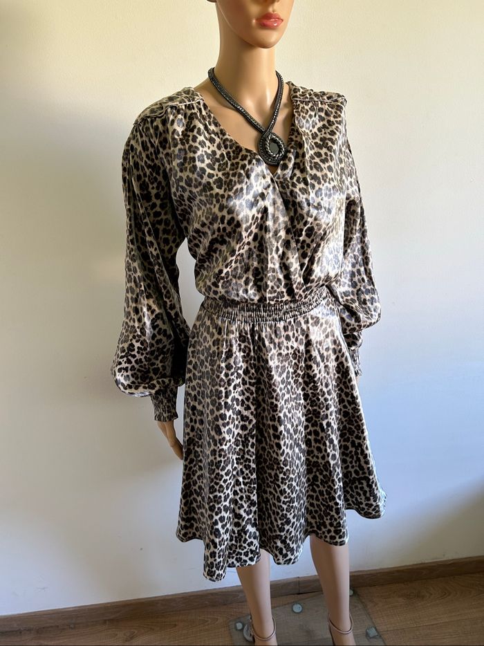 Robe léopard neuve à manches longues Naf Naf taille 42 (valeur 74€) - photo numéro 2