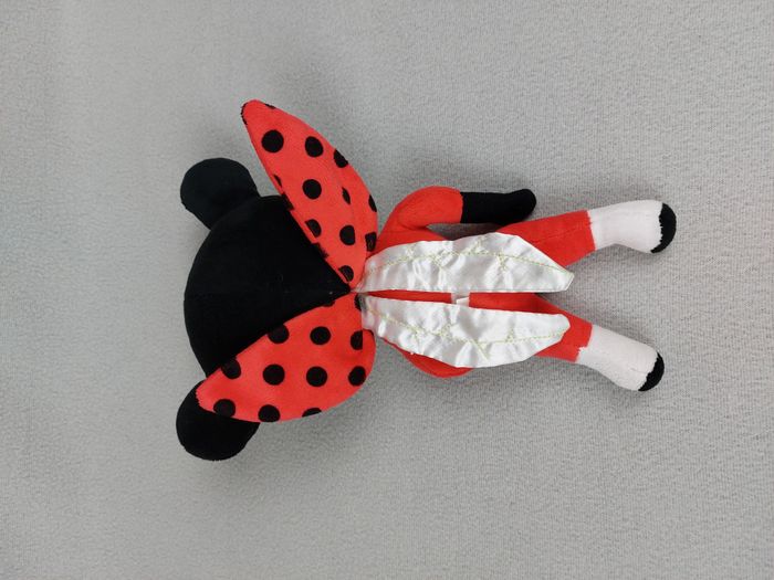 Peluche doudou poupée fille coccinelle SOCIETE GENERALE rouge noir fleur 27 cm - photo numéro 3