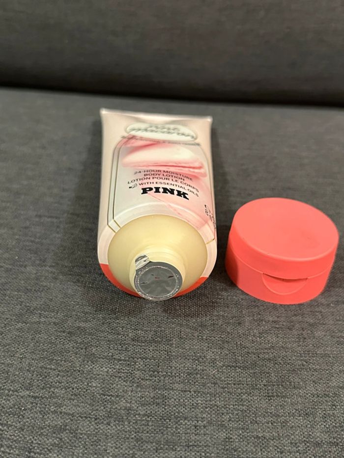 Lait hydratant Corps - Pink Victoria’s Secret -Pink Macaron - Macaron & cranberry - Corps 236ML Neuf - photo numéro 3