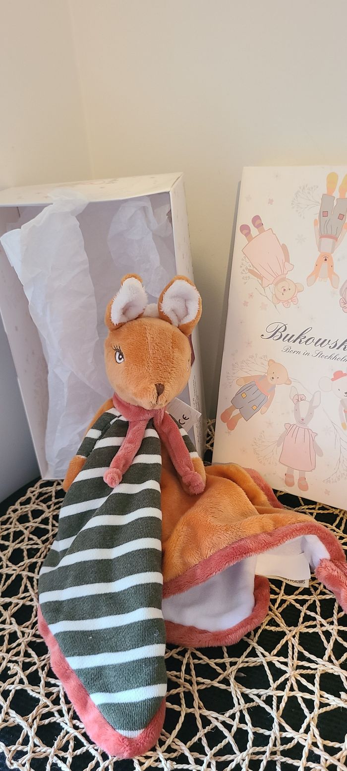 Doudou Plat Attache Tétine BUKOWSKI Biche Verte Kaki et Orange Neuf En Boite - photo numéro 4