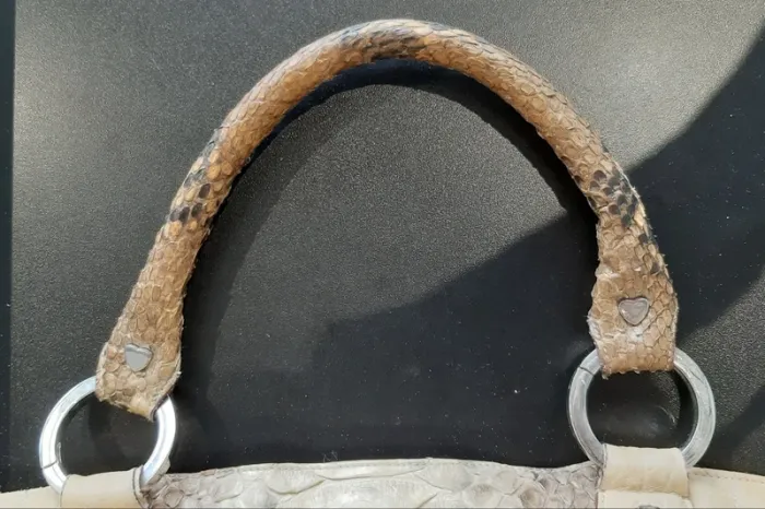 Sublime grand sac fourre tout vintage Ape Régina en cuir beige et python doré - photo numéro 13
