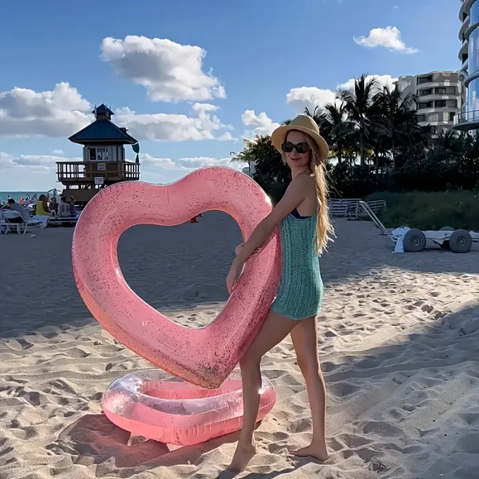Bouée cœur rose scintillante adulte – Anneau gonflable piscine été, EVJF, plage, mariage - photo numéro 5