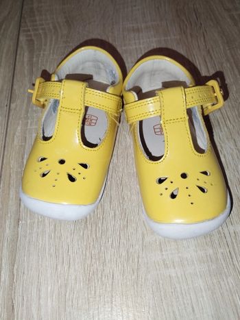 Chaussure jaune pointure 20