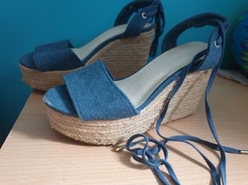 Chaussures élégante sur la jambe