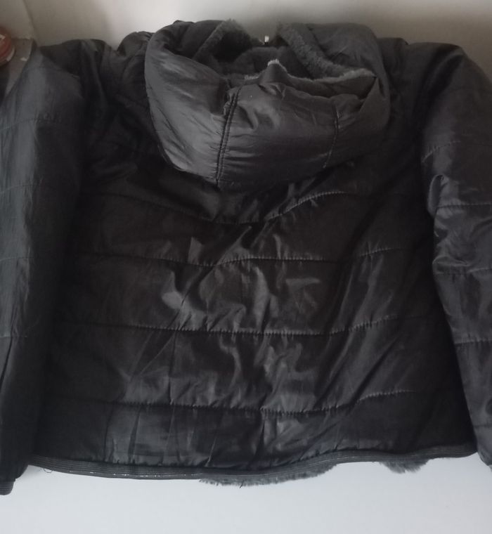 Blouson doudoune réversible.8/10 ans . Polyester et fausse fourrure . Noir , gris anthracite et paillettes. Parfait état . - photo numéro 4
