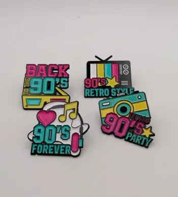 Lot 4 Pin's, broche motif année 90.