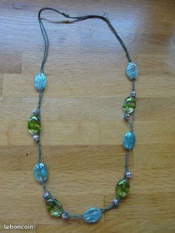 Collier avec perles plastiques