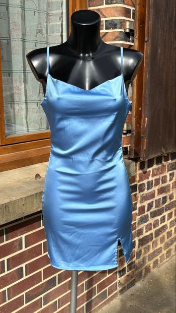 💙 Robe bleue moulante satinée col bénitier – Taille 36 (S)