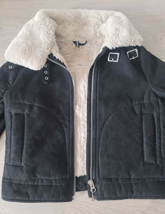 Veste noire  avec col en fourure - photo numéro 3