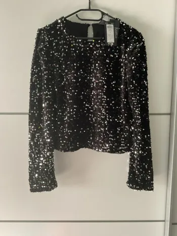 Blouse courte à sequins