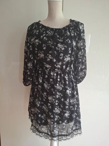 Robe noire à fleurs