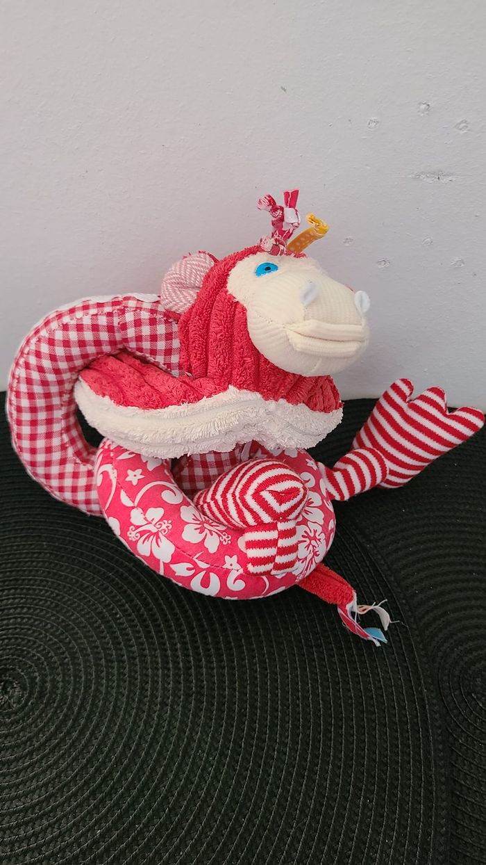 Doudou Peluche Anneaux Entrelacés Singe Rouge Déglingos