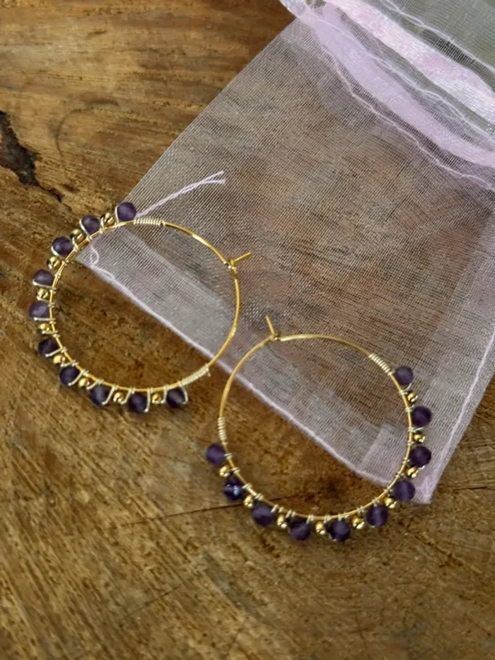 Boucles d’oreilles créoles moyenne acier inoxydable or perles violettes amazonites habaha Paris