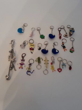 Lot de 23 porte clés