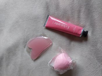 Lot beauté – Gua Sha rose + Beauty Blender rose + Crème mains Bleu Libellule – Neuf