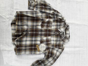 Chemise à carreaux.