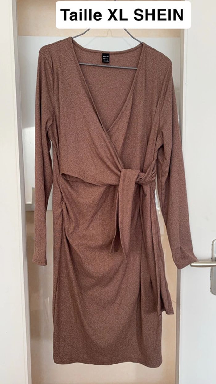 Robe moulante de grossesse et allaitement