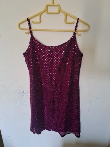 Robe violette transparente à sequins