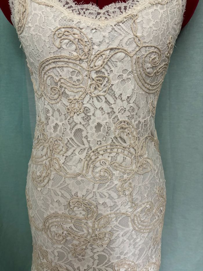 Jolie petite robe en dentelle et brodée Zara - photo numéro 5