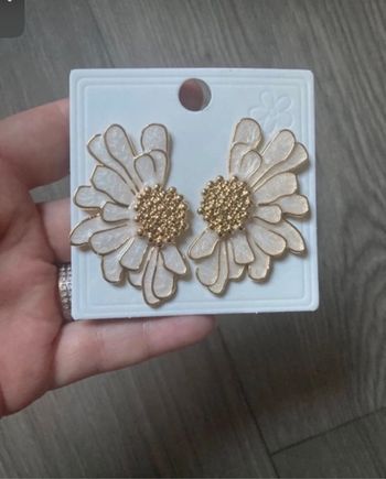 Boucles d’oreilles NEUVES avec étiquette pour femme forme de fleurs couleurs blanc et doré