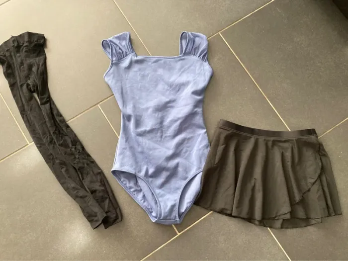 Tenue de danse 12/13 ans Décathlon justaucorps jupette et collants
