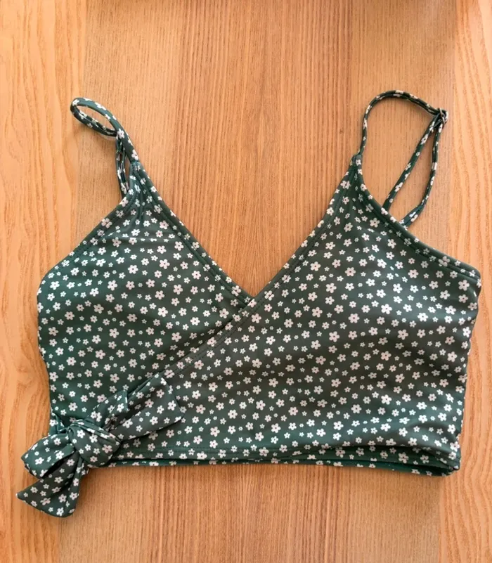 Maillot de bain vert à fleurs blanches - photo numéro 2