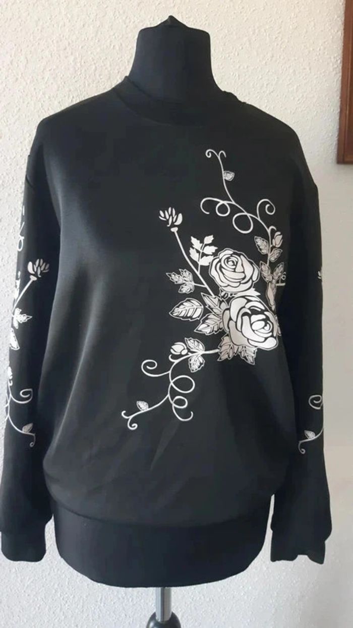 Pull taille unique rock roses fleurs noir