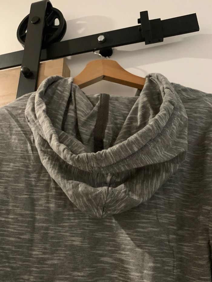 T shirt H&M gris à capuche - photo numéro 6