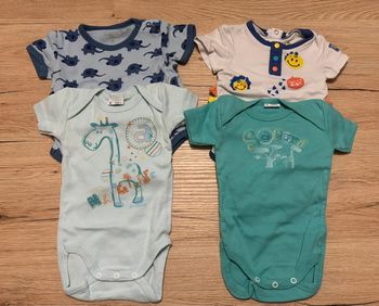 Lot 4 bodies manches courtes 3 mois