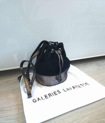 Sac bourse pochette noir cuir Galeries Lafayette