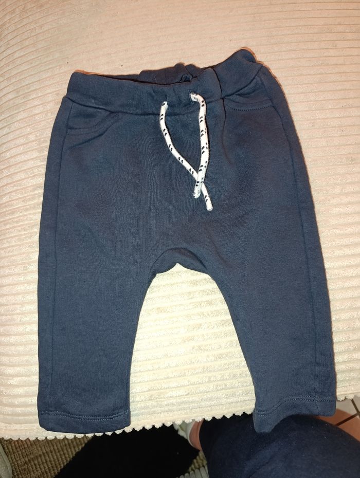 Ensemble 2 joggings+ un body taille 6 mois - photo numéro 5