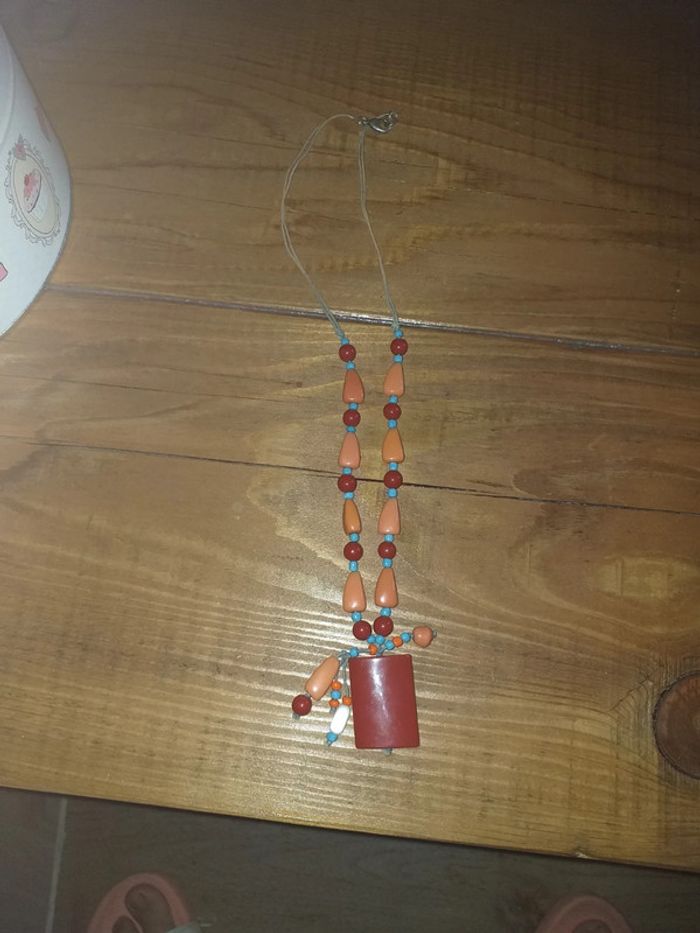 Collier orange rouge bleu