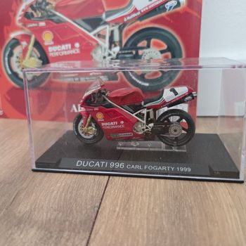 Moto 1:24 avec socle, vitrine et fascicule 