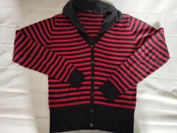 Pull rayé rouge et noir