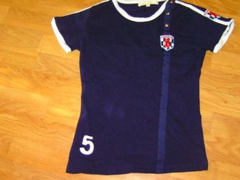 Tee shirt UNE CHOSE A PART bleu marine écusson taille 38 TBE