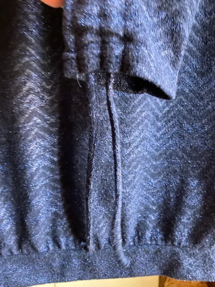 Superbe blouse bleu mauve pailletée argenté jamais portée lacets aux manches - photo numéro 2