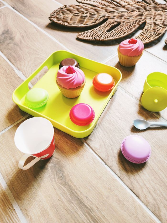 🍩Dinette plateau avec desserts macarons et cupcakes en plastique - photo numéro 2
